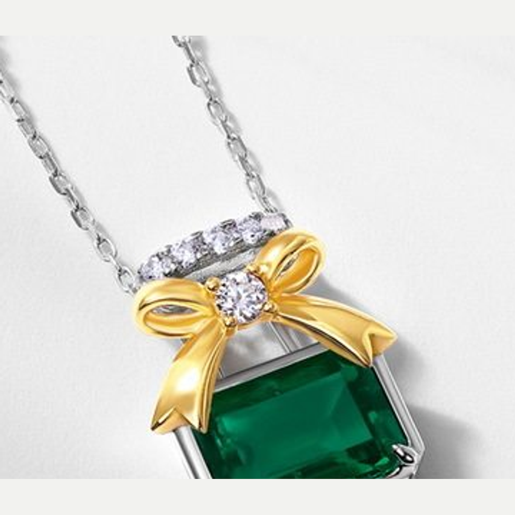Emerald Green Gift Box Bow Pendant Necklace in S925 Silver pendant close-up detail