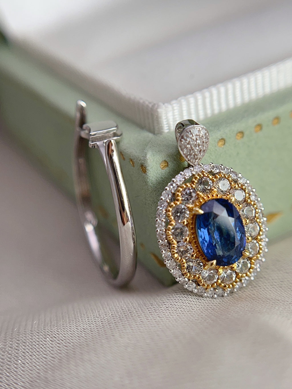 18K Gold Natural Sapphire Ring