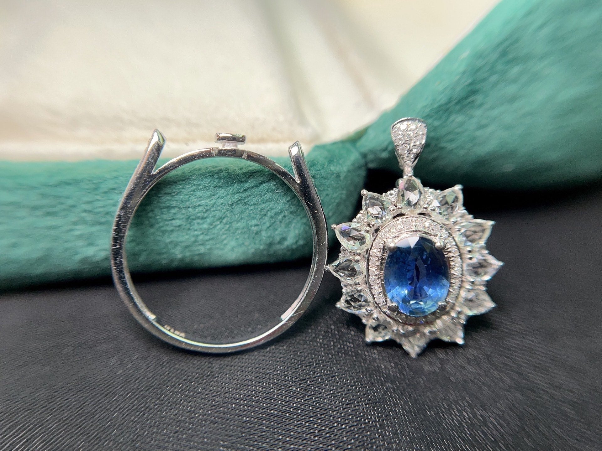 18K Gold Natural Sapphire Ring