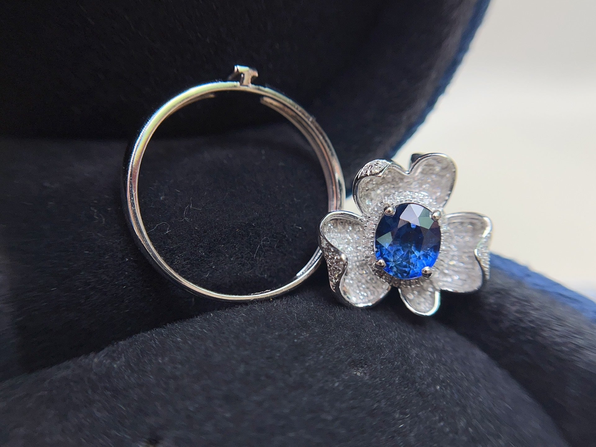 18K Gold Natural Sapphire Ring
