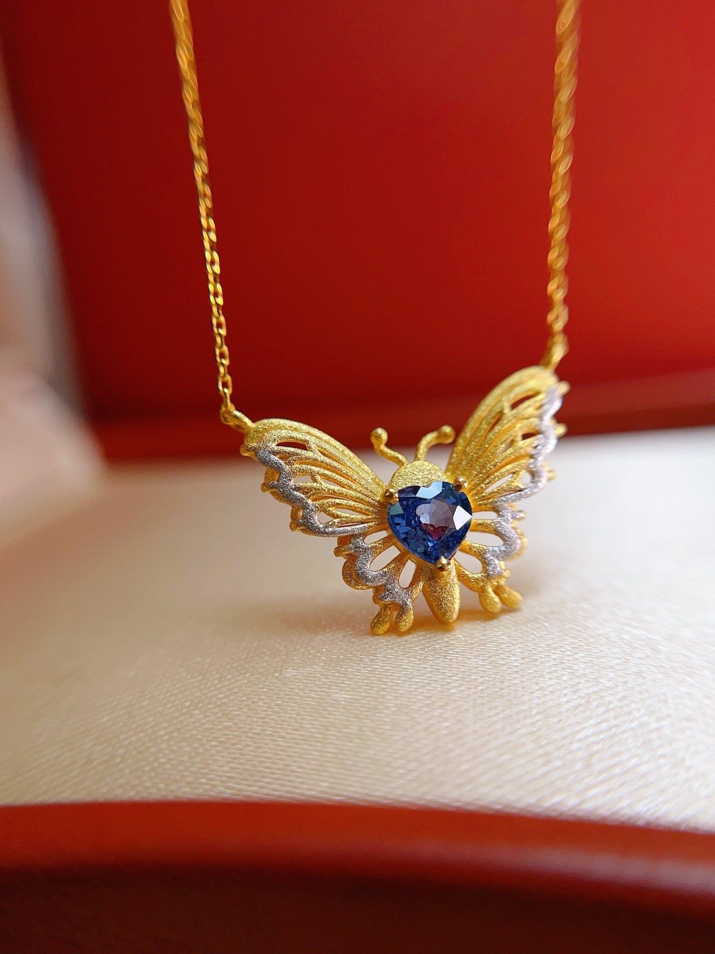 Natural Sapphire Necklace in 18K Gold