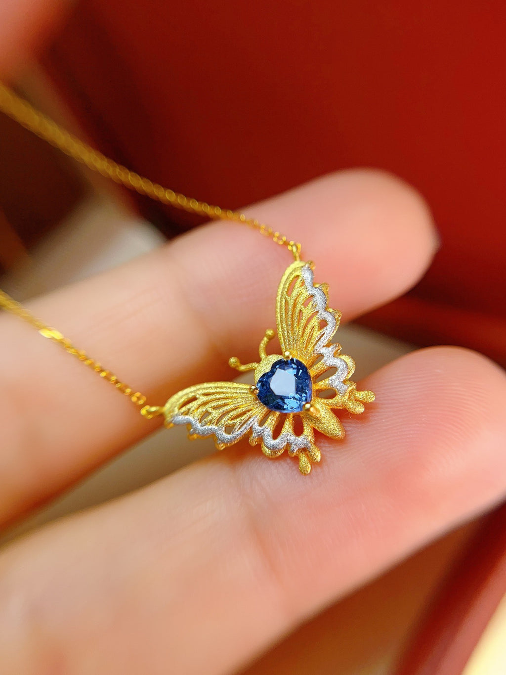 Natural Sapphire Necklace in 18K Gold