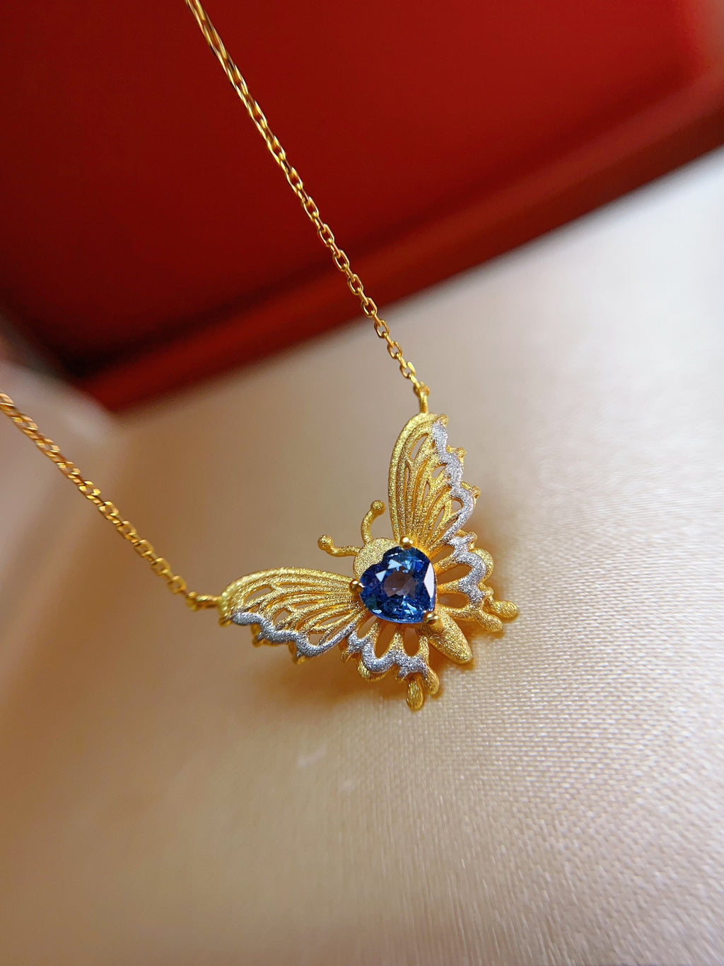 Natural Sapphire Necklace in 18K Gold
