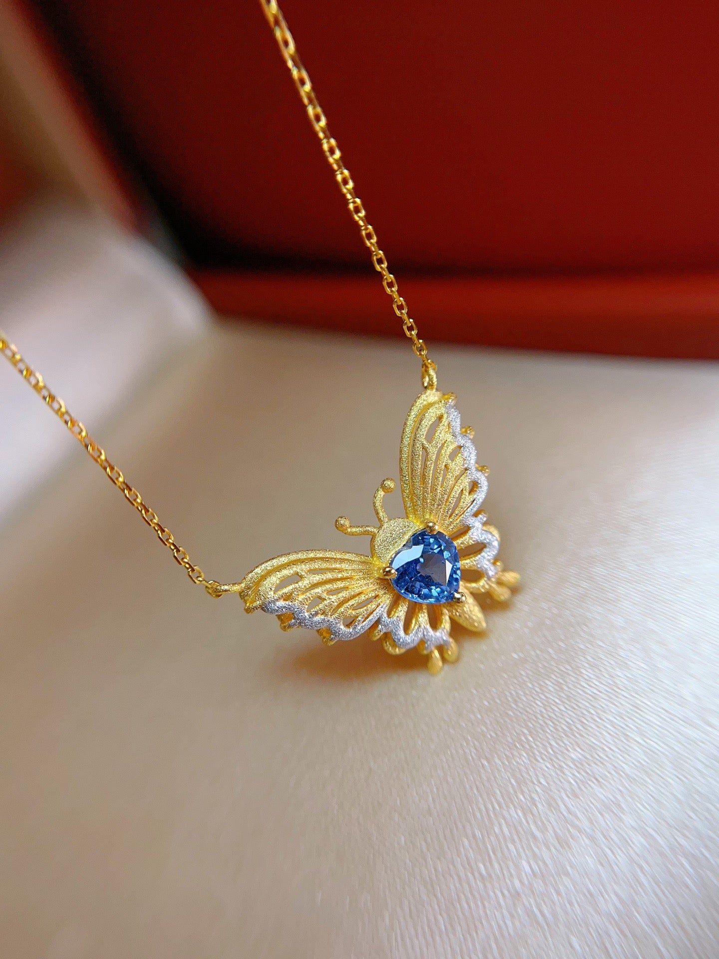 Natural Sapphire Necklace in 18K Gold