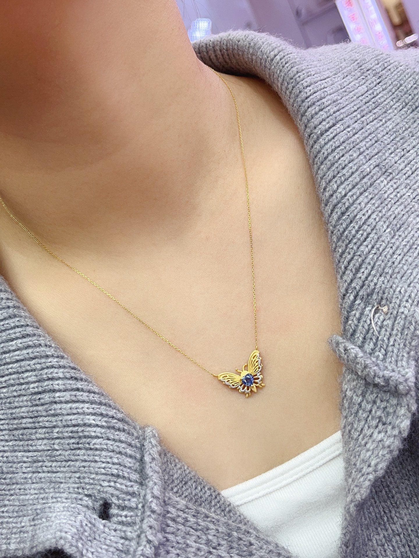 Natural Sapphire Necklace in 18K Gold