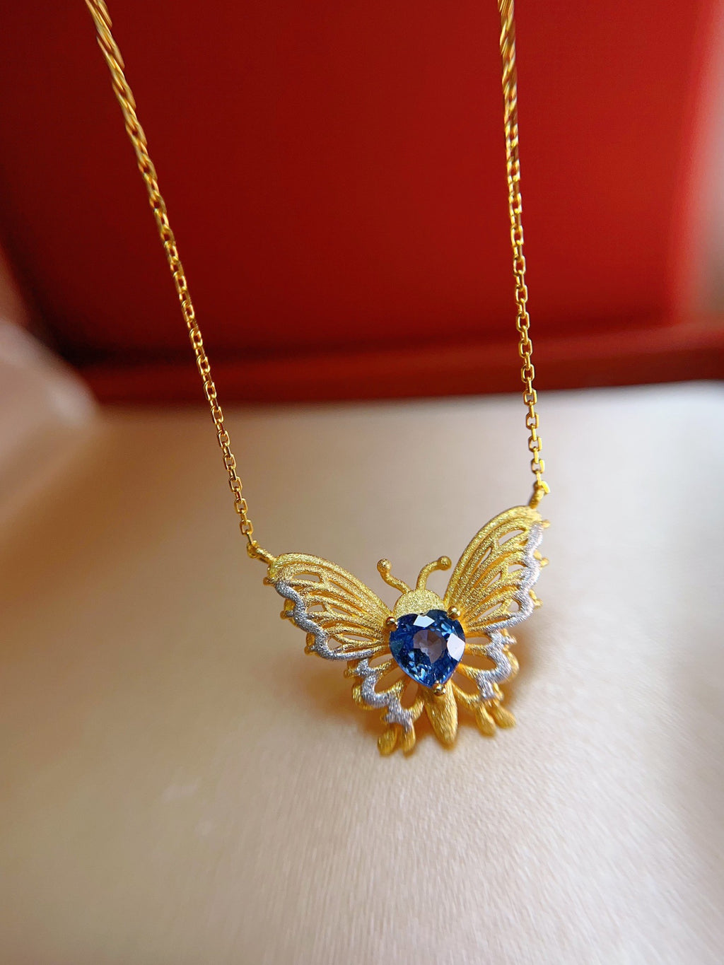 Natural Sapphire Necklace in 18K Gold